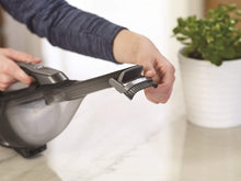 Carica l'immagine nel visualizzatore di Gallery, BLACK+DECKER DVA320J-QW Aspirabriciole Senza Fili Potente a Batteria Litio Bocchetta Aspirante Flessibile ed Estendibile, Spazzola per Tappezzeria Inclusa, Contenitore Rimovibile, 500 ml 21.6 Wh