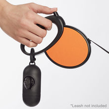Carica l&#39;immagine nel visualizzatore di Gallery, AmazonBasics - Sacchetti per bisogni dei cani, con dispenser e clip 300, Nero - Ilgrandebazar