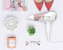 Carica l'immagine nel visualizzatore di Gallery, Rowenta CV5830 Studio Dry Glow Asciugacapelli con Booster Ionico, Phon per Capelli 2100W, Tecnologia Effiwatts, Thermo Control, 1 Diffusore e 1 Concentratore, 6 Combinazioni di Velocità/Temperatura