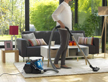 Carica l&#39;immagine nel visualizzatore di Gallery, Rowenta RO3731 Compact Power Cyclonic Classic+, Aspirapolvere a Traino senza Sacco, Tecnologia Ciclonica, Capacità  1.5 L, Blu/Nero 49x29x34cm