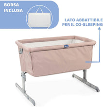 Carica l'immagine nel visualizzatore di Gallery, Chicco Next2Me Collection 2021 Culla Neonato Fianco Letto per Cosleeping con Materasso, Spondina Abbattibile, 6 Altezze, 2 Ruote e Borsa da Viaggio, 0-6 Mesi, 9 Kg, Beige Beige/Bianco New Collection