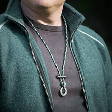 Carica l'immagine nel visualizzatore di Gallery, The Friendly Swede Collana in Paracord con Accendifuoco - Verde Militare