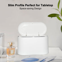 Carica l'immagine nel visualizzatore di Gallery, Cestino Spazzatura con Coperchio, da Tavolo con Pop-up, Mini in Plastica, per il Letto Dell'auto Cucina Bagno ufficio Scrivania WC (1.5L,Bianco)