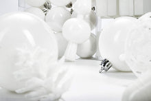 Carica l&#39;immagine nel visualizzatore di Gallery, Brubaker Set di 101 Accessori Decorativi per L&#39;Albero di Natale - addobbi Natalizie in Color Bianco - Diverse Forme di Palline ed Un Puntale per Albero di Natale