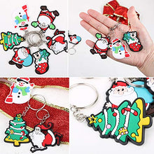 Carica l'immagine nel visualizzatore di Gallery, FLOFIA 48pz Portachiavi Natale Natalizio Giocattoli Portachiavi in PVC per Donna Uomo Bambini Portachiavi Regalo Ciondolo Ricordo per Bomboniere Festa Natale (6 Modelli)