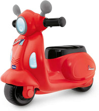 Carica l&#39;immagine nel visualizzatore di Gallery, Chicco Vespa per Bambini Primavera Rossa, Moto Giocattolo Cavalcabile con Pannello Elettronico, Luci e Suoni, Ruote di Supporto Rimuovibili, Max 25 Kg - Giochi per Bambini 1-3 Anni Rosso