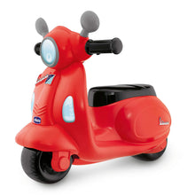 Carica l&#39;immagine nel visualizzatore di Gallery, Chicco Vespa per Bambini Primavera Rossa, Moto Giocattolo Cavalcabile con Pannello Elettronico, Luci e Suoni, Ruote di Supporto Rimuovibili, Max 25 Kg - Giochi per Bambini 1-3 Anni Rosso