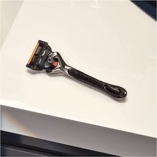Carica l&#39;immagine nel visualizzatore di Gallery, Gillette Fusion 5 Proglide Lamette da Barba, 12 Ricambi (da 5 Lame), Delicatezza Insuperabile con Tecnologia Flexball, Fino a 1 Mese di Rasatura con 1 Lametta + Penna Inclusa
