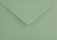 Carica l'immagine nel visualizzatore di Gallery, 25 buste da lettera verde tè formato C6 114 x 162 mm 120g Keaykolour Matcha Tea buste lettere ecologiche buste per lettere colorate eleganti per partecipazioni inviti battesimo