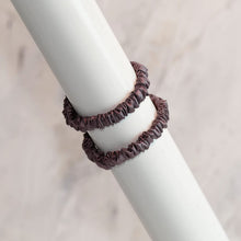 Carica l'immagine nel visualizzatore di Gallery, Set di 2 elastici per capelli, 100% seta, 22 momme, piccoli Scrunchies, OEKO-TEX viola Rhapsody viola.