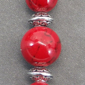 Orecchini pendenti Thurcolas in perline turchese rossi e tibetane
