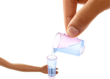 Carica l'immagine nel visualizzatore di Gallery, Barbie- Bambola Bruna Playset Arredamento con Frigorifero, Distributore d'Acqua e Accessori Giocattolo per Bambini 3+ Anni, GHL85