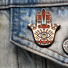 Carica l&#39;immagine nel visualizzatore di Gallery, Telestic Design Hamsa Sacro Protezione Simbolo Legno Spilla | Mano di Fatima... - Ilgrandebazar