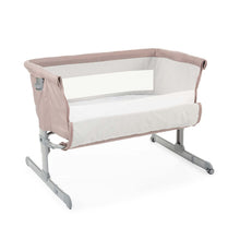 Carica l'immagine nel visualizzatore di Gallery, Chicco Next2Me Collection 2021 Culla Neonato Fianco Letto per Cosleeping con Materasso, Spondina Abbattibile, 6 Altezze, 2 Ruote e Borsa da Viaggio, 0-6 Mesi, 9 Kg, Beige Beige/Bianco New Collection