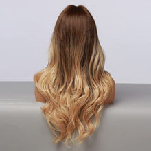 Carica l'immagine nel visualizzatore di Gallery, Esmee Parruca Ombre Marrone Gradiente Dorato da donna da 24 pollici,parrucca sintetica resistente al calore a ricci lunghi naturali da donna