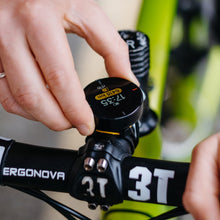 Carica l'immagine nel visualizzatore di Gallery, BEELINE Velo 2 Ciclocomputer GPS - Mappa di Navigazione Wireless Globale I Resistente alle Intemperie I Carica USB I Navigatore Bici con Supporto I Utilizzabile con Guanti