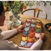 Carica l'immagine nel visualizzatore di Gallery, Pukka Herbs | Calendario dell'Avvento con tisane biologiche Days of Joy | Idea regalo | Eco-friendly e sostenibile | Senza cioccolato | Senza lattosio | 24 filtri, Rosso, 69639960