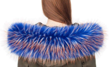 Carica l&#39;immagine nel visualizzatore di Gallery, Chic Vibe sciarpa in pelliccia sintetica, con cappuccio e volpe...