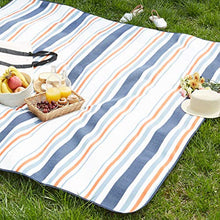 Carica l&#39;immagine nel visualizzatore di Gallery, AmazonBasics - Coperta da picnic con retro impermeabile, 200 x 200 x 200 cm