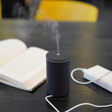 Carica l'immagine nel visualizzatore di Gallery, Diffusore di aromi agli oli essenziali Umidificatore a nebbia fredda per auto ufficio viaggio con luci colorate (alimentato tramite USB 60 ml)