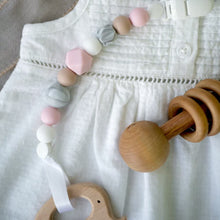 Carica l'immagine nel visualizzatore di Gallery, Little Sprouts - Catenina per ciuccio 2n1 - Moderna e alla moda - Perline in silicone con forme uniche - Ideale per massaggiagengive, coperte per neonati e bavaglini - Catenina per ciuccio per bambina
