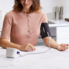 Carica l'immagine nel visualizzatore di Gallery, OMRON X3 Comfort Misuratore di Pressione Arteriosa da Braccio - Apparecchio per Misurare la Pressione con Bracciale Intelli Wrap, per il Monitoraggio Domestico dell'Ipertensione