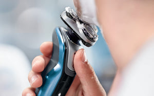 Philips AquaTouch S5420/06 Rasoio Elettrico AquaTec Wet & Dry con Lame MultiPrecision,Testina Flex 5 Direzioni e Sistema di Protezione della Pelle + Rifinitore Precisione, Impermeabile, Batteria, Blu