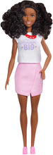 Carica l&#39;immagine nel visualizzatore di Gallery, Barbie Carriere Abiti a Sorpresa, Bambola Afroamericana con 2 Vestiti e Accessori da Scoprire, per Bambini 3+ Anni, GFX85
