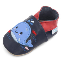Carica l&#39;immagine nel visualizzatore di Gallery, Dotty Fish Scarpine in Pelle Prima Infanzia. Scarpe Bimbi per Primi Passi con Suola Scamosciata. Balena Blu Navy. 12-18 Mesi (21 EU)