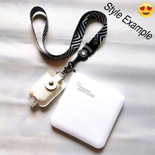 Carica l&#39;immagine nel visualizzatore di Gallery, LEOROF Porta Mascherina Custodia Pieghevole in Plastica Rigida Leggera Varie Colorazioni (off-White)