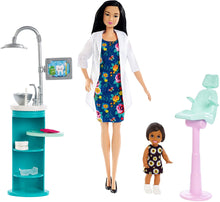 Carica l&#39;immagine nel visualizzatore di Gallery, Barbie-FXP17 Carriere Dentista, Playset Asiatica, Poltrona e Accessori, e Set da Gioco con Bambola Piccola del paziente, lavandino, Sedia e Altro Ancora, Colore Capelli Neri, FXP17