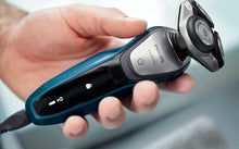 Carica l&#39;immagine nel visualizzatore di Gallery, Philips AquaTouch S5420/06 Rasoio Elettrico AquaTec Wet &amp; Dry con Lame MultiPrecision,Testina Flex 5 Direzioni e Sistema di Protezione della Pelle + Rifinitore Precisione, Impermeabile, Batteria, Blu