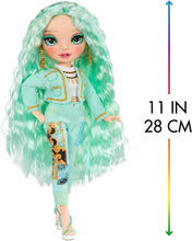 Carica l'immagine nel visualizzatore di Gallery, Rainbow High - Bambola alla moda DAPHNE MINTO, Giocattolo da collezione per bambini, Con 2 vestiti Mix &amp; Match e accessori per bambole, Ottimo regalo, Età: 6-12 anni, Menta (Verde Chiaro)