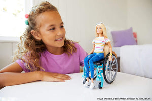 Barbie Fashionistas, Bambola in Sedia a Rotelle, Giocattolo per Bambini 3+ Anni, GGL22