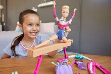 Carica l&#39;immagine nel visualizzatore di Gallery, Barbie- Playset Ginnasta Bambola Snodabile con Bilanciere e Accessori Giocattolo per Bambini 3+ Anni, GJM72