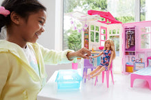 Carica l&#39;immagine nel visualizzatore di Gallery, Barbie ​Loft con Bambola, Casa a 1 Piano, Portatile con Piscina e Accessori, Giocattolo per Bambine da 3 + Anni, FXG55