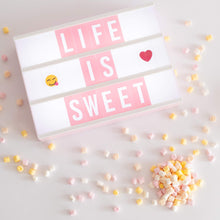 Carica l&#39;immagine nel visualizzatore di Gallery, BONNYCO Light Box Rosa con 400 Lettere ed Emoji, 2 Pennarelli Lavagna Luminosa con Lettere Luminose Idee Regalo per Compleanno e Natale Bambina, Raggazza e Donna | Scritte Luminose Decorazioni