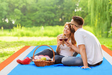 Carica l&#39;immagine nel visualizzatore di Gallery, OUSPT Coperta da Spiaggia, Tappetino da Picnic Anti Sabbia 210 * 200CM Portatile Impermeabile con Reticule e 4 Picchetti Fixed per Picnic, Spiaggia, Escursionismo, Campeggio e Altro