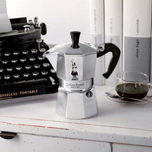 Carica l&#39;immagine nel visualizzatore di Gallery, Bialetti Moka Express Caffettiera in Alluminio, Argento, 6 Tazze