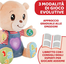 Carica l&#39;immagine nel visualizzatore di Gallery, Chicco Teddy Orso delle Emozioni, Peluche Evolutivo Interattivo Bilingue Italiano/Inglese, Gioco Educativo con Emozioni, Numeri e Lettere, Pupazzo con Luci e Canzoni - Giochi Bambini 6 Mesi - 5 Anni