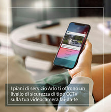 Carica l'immagine nel visualizzatore di Gallery, Arlo Essential Spotlight, Telecamera di videosorveglianza WiFi senza fili, con faro e allarme, Visione Notturna a Colori, 1080p, Audio, non richiede Base, 90 giorni di Arlo Secure inclusi, Bianco