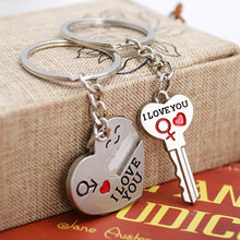 Carica l&#39;immagine nel visualizzatore di Gallery, TRIXES Portachiavi San Valentino a Cuore e Chiave con Freccia Argento / Cromo - Ilgrandebazar