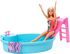 Barbie- Playset Bambola con Piscina e Accessori Giocattolo per Bambini 3+ Anni, GHL91