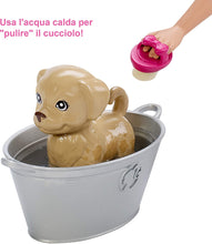 Carica l&#39;immagine nel visualizzatore di Gallery, Barbie Cuccioli Cambia Colore, Playset con Bambola e Due Cuccioli che Cambiano Colore con l&#39;Acqua, Giocattolo per bambini 3+ anni, FXH11