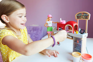 Barbie la Pizzeria con Bambola, Tavolo per Le Pizze, Forno e Pasta da Modellare, Giocattolo per Bambini 3 + Anni, FHR09