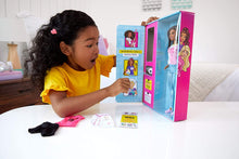 Carica l&#39;immagine nel visualizzatore di Gallery, Barbie Carriera a Sorpresa, Bambola con Abiti e Accessori, GFX86