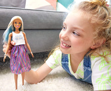 Carica l&#39;immagine nel visualizzatore di Gallery, Barbie Fashionista, Bambola Bionda con Maglietta Stampa e Gonna Pailletes, Giocattolo per Bambini 3+ anni, FXL52