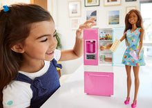 Carica l'immagine nel visualizzatore di Gallery, Barbie- Bambola Bruna Playset Arredamento con Frigorifero, Distributore d'Acqua e Accessori Giocattolo per Bambini 3+ Anni, GHL85