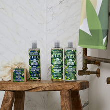 Carica l'immagine nel visualizzatore di Gallery, Faith In Nature Shampoo Naturale alla Canapa e Limnanthes Alba, Ricostituente, Vegano, senza Parabeni e senza SLS, non Testato su Animali, per Capelli da Normali a Secchi, 400 ml