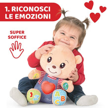 Carica l&#39;immagine nel visualizzatore di Gallery, Chicco Teddy Orso delle Emozioni, Peluche Evolutivo Interattivo Bilingue Italiano/Inglese, Gioco Educativo con Emozioni, Numeri e Lettere, Pupazzo con Luci e Canzoni - Giochi Bambini 6 Mesi - 5 Anni